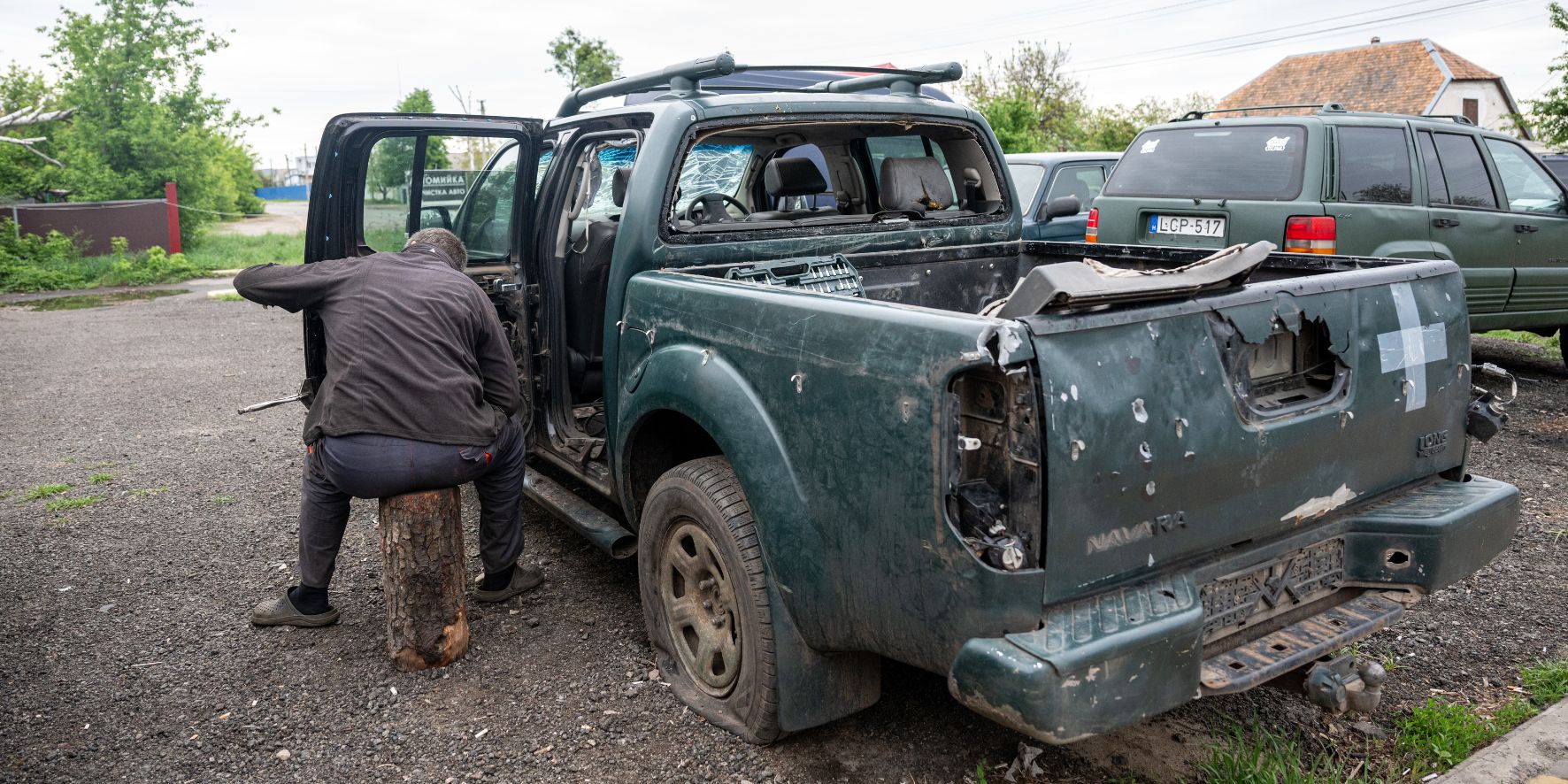 car-repairing-ukraine-froontlines-car-after-an-attack